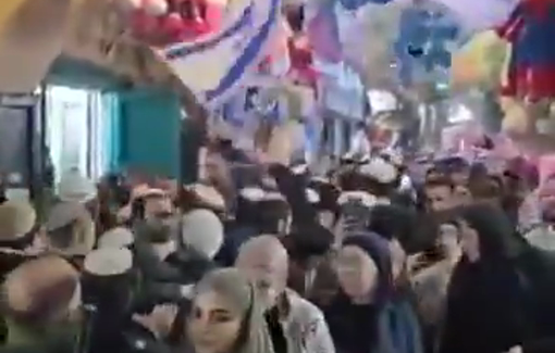Thumbnail preview image for the video titled: Settlers dance in the Old City of Jerusalem, as worshippers go to Al-Aqsa Mosque in Ramadan