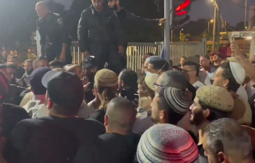 Thumbnail preview image for the video titled: Far-right pro-rape rioters trying to break into Beit Lid base where the soldiers (alleged) rapists are held