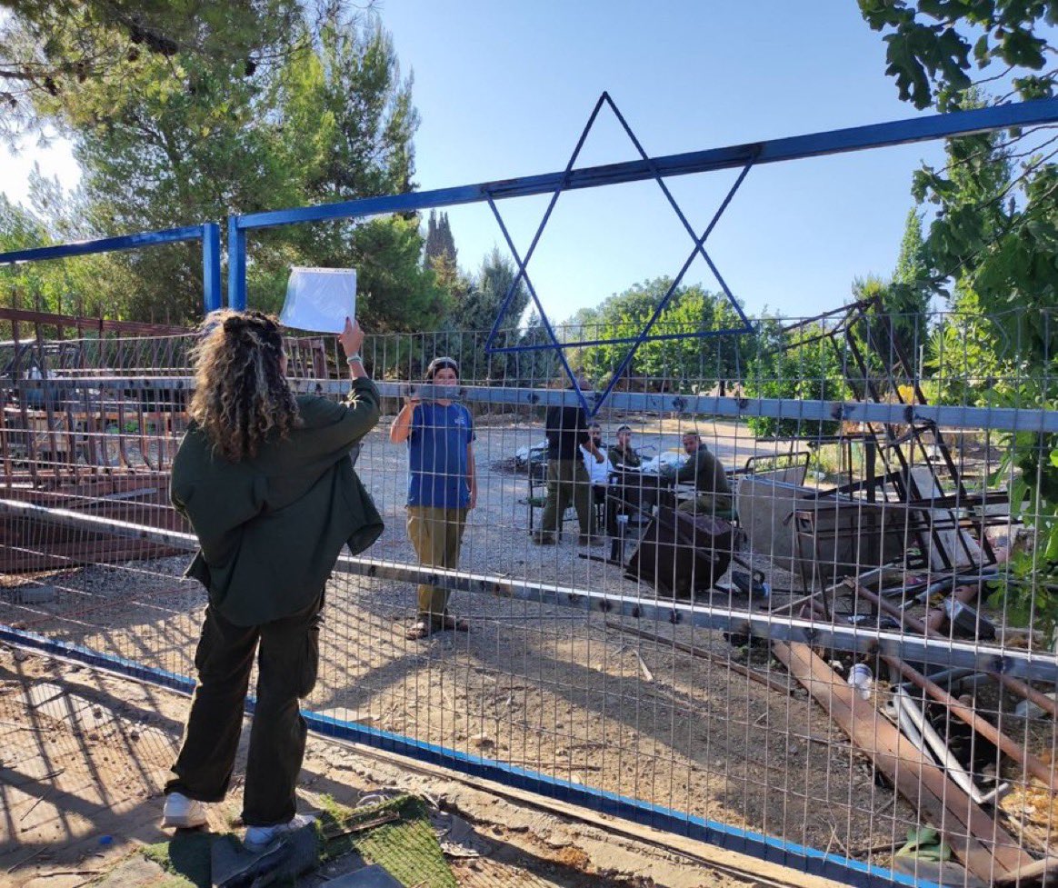 Thumbnail preview image for the video titled: Backed by the Israeli forces, the settlers changed the entrance gate o Kisiya porperty during the night
