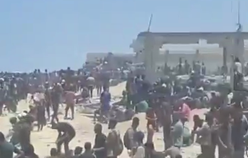 Thumbnail preview image for the video titled: Thousands of aid seekers wait at the Zikim crossing northwest of Gaza