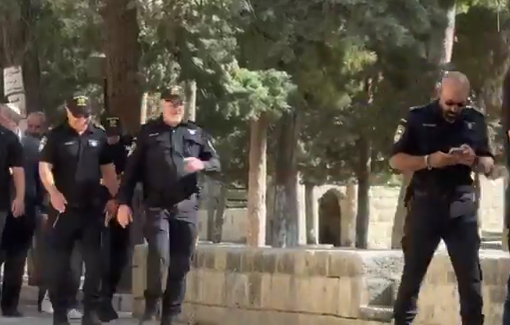 Thumbnail preview image for the video titled: Israeli police escorts dozens of Jews desecrating Al-Aqsa Mosque