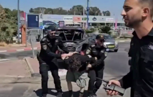 Thumbnail preview image for the video titled: 6 Israeli protesters were arrested in Sderot during a march to break the siege on Gaza