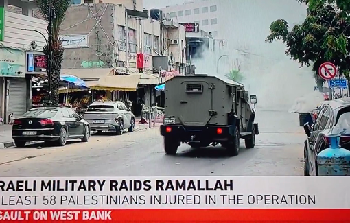 Thumbnail preview image for the video titled: Israeli forces raided on Ramallah to loot cash in a currency exchange shops in central Ramallah