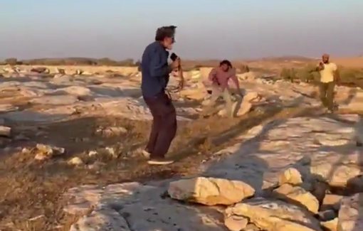 Thumbnail preview image for the video titled: Settlers attacked Mukhmas in a coordinated attack with soldiers, injuring three activists