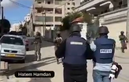 Thumbnail preview image for the video titled: Israeli soldiers clamp down on journalists covering their raid of the city of Al-Bireh