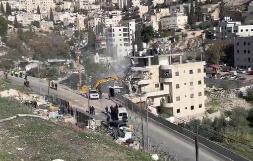 Thumbnail preview image for the video titled: The Jerusalem Municipality, accompanied by the Israeli police and paid thugs, demolished a house of about 100 residents in the Wadi Qadum neighborhood
