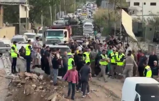 Thumbnail preview image for the video titled: Despite Israel bombed all the bridges, the southern Lebanese continue to cross the Litani river towards the south
