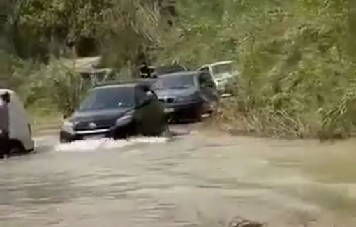 Thumbnail preview image for the video titled: Despite Israel bombed the bridges, the southern Lebanese didn’t waste a second and started crossing the Litani river towards the south