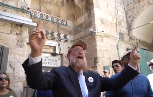 Thumbnail preview image for the video titled: Rabbi leads provocative "Am Yisrael Chai" chants inside the courtyard of Al-Aqsa Mosque